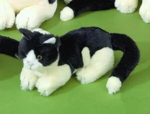 Peluche Gato Blanco y Negro Tumbado Pequeño
