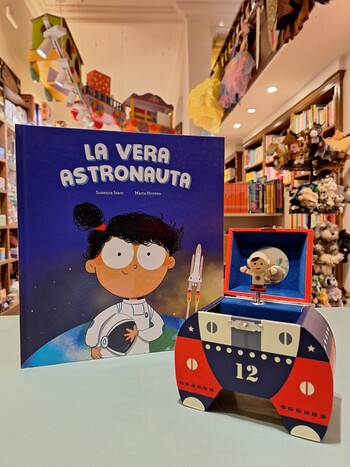 Spielzeug und Bücher für kleine Astronomen am Asteroidentag